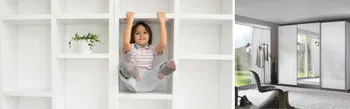 Platzsparende Möbel für kleine Räume: Kind sitzt spielerisch im weißen Regal mit Pflanzen und moderner Schwebetürenschrank mit Spiegeltüren im Schlafzimmer – clevere Stauraumlösungen und Einrichtungsideen für Familien und kompakte Wohnungen.